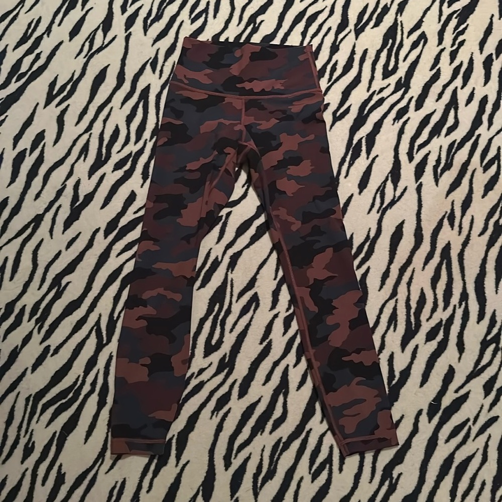 Wunder under 365 camo Smokey red 25” inseam size 4
